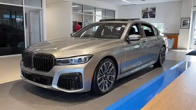 沉浸式体验2022款宝马7系,坐进车内才知道有多霸气,心动了-汽车视频