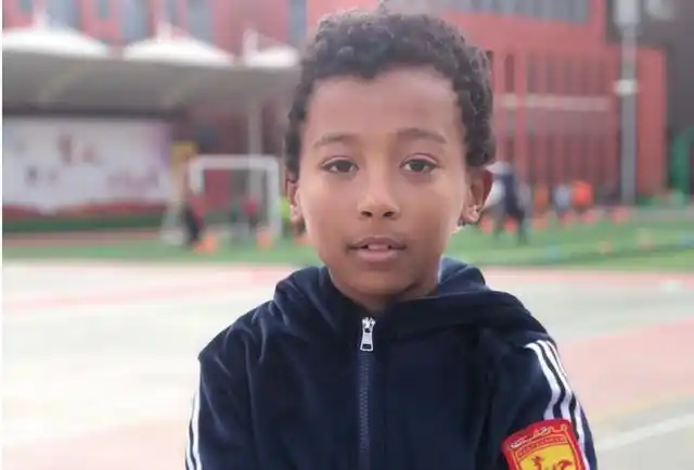 9岁中非混血小将有梦想4岁开始踢足球从小立志加入国足