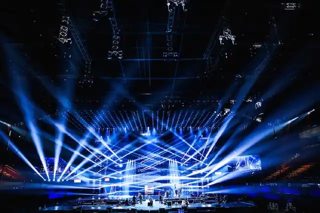 三大卫视跨年晚会舞美现场今晚炫的是不一样的美