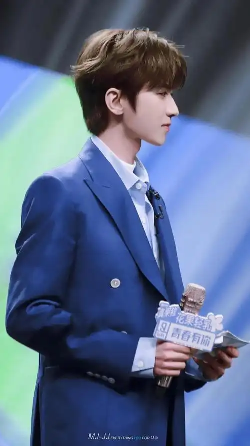 小鲜肉蔡徐坤深蓝色西装迷人写真