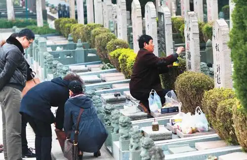 中国各省份面临墓地紧缺的问题,图为市民在上海长桥山庄墓园的传统