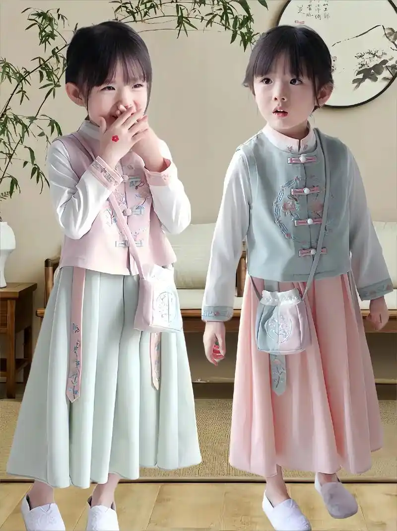 女童汉服三件套 #早春穿搭 麻麻们,给女儿这样穿真的好仙呀! - 抖音