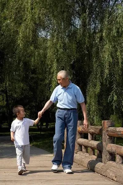 爷爷和孙子手牵手散步