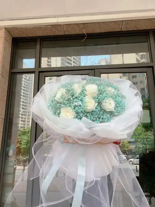 白玫瑰满天星求婚花束