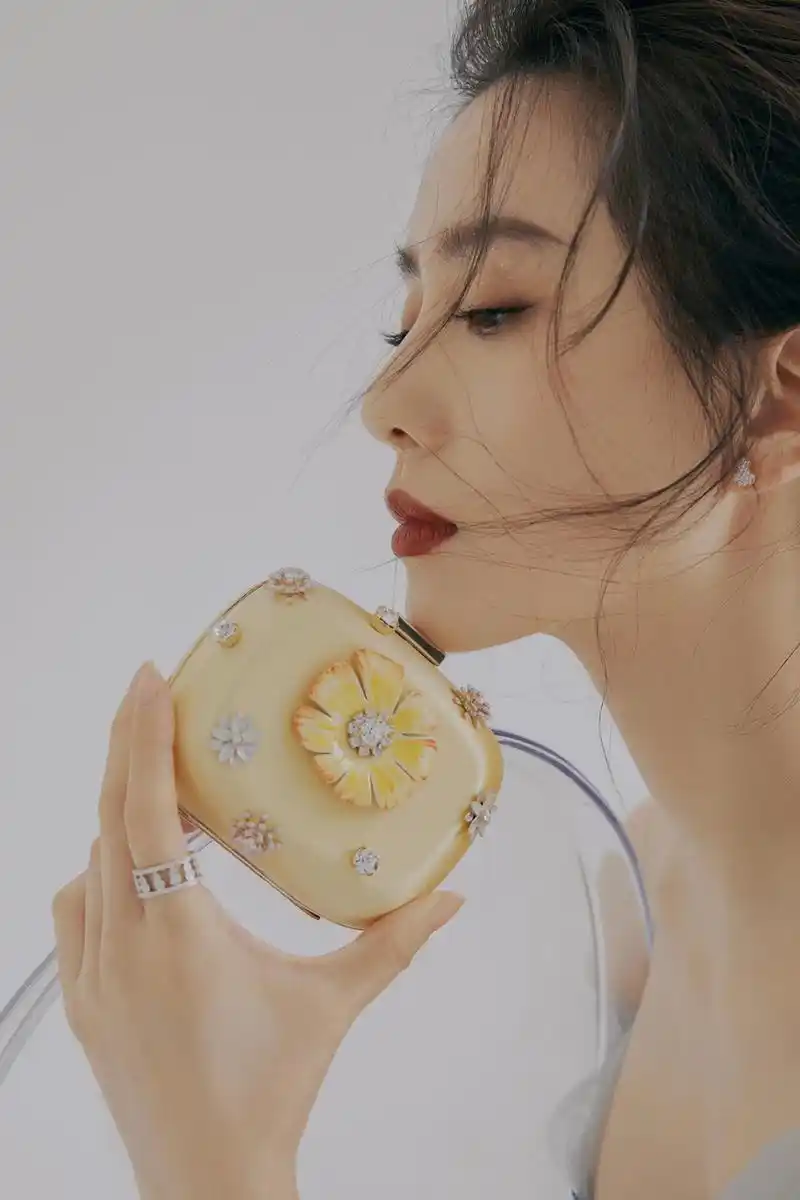 刘诗诗穿蓝色钻石长裙温柔优雅 大秀完美肩颈线条气质迷人