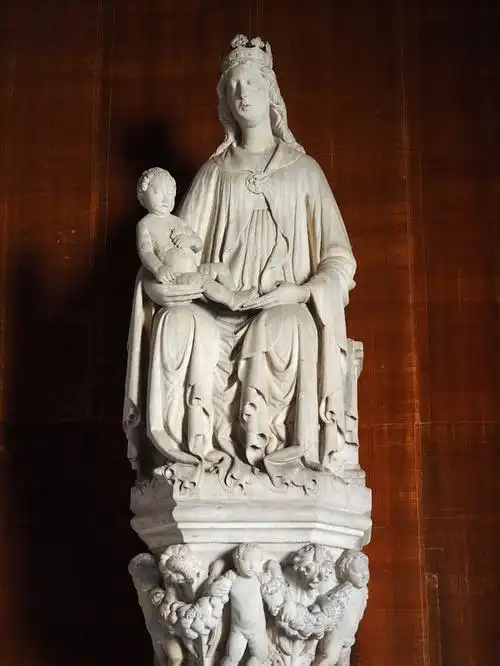 还有随处可见的妈妈和儿子的温馨雕塑,以及最有名的the pieta【圣母