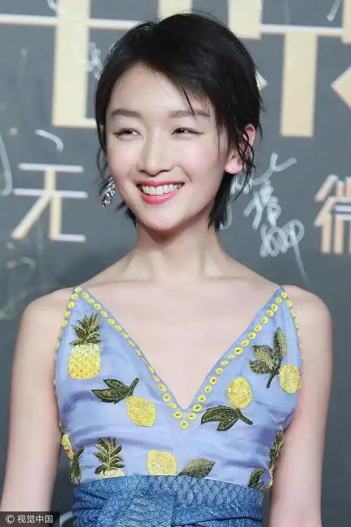 谁说平胸不能深v 这些女明星让你见识下平胸之美