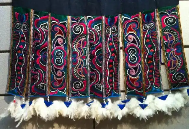 独特的送陇苗寨:古瓢琴舞与百鸟衣之乡