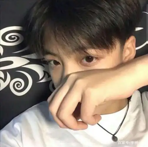 痞帅痞帅的男生头像