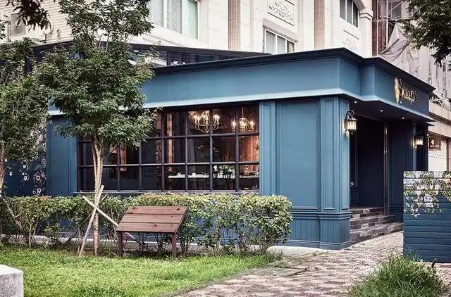 台中老屋大改造!变身法式玻璃屋咖啡厅,邂逅法式浪漫街头!