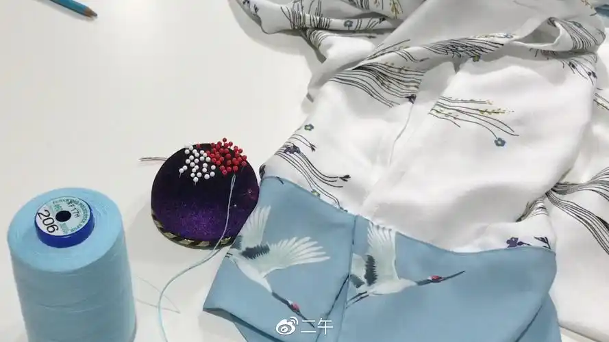 最终选择用一对透明子母口,缝在袖口处.缝好效果还不错!