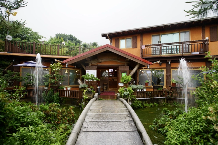 在顺天淋了一上午雨几乎落汤来到这么美的庭院小屋,热热的烤上香香的