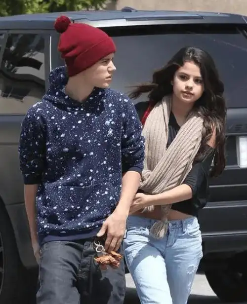 知情人曝比伯海莉要分居,却否认会离婚?网友喊话赛琳娜加把劲_婚姻_人