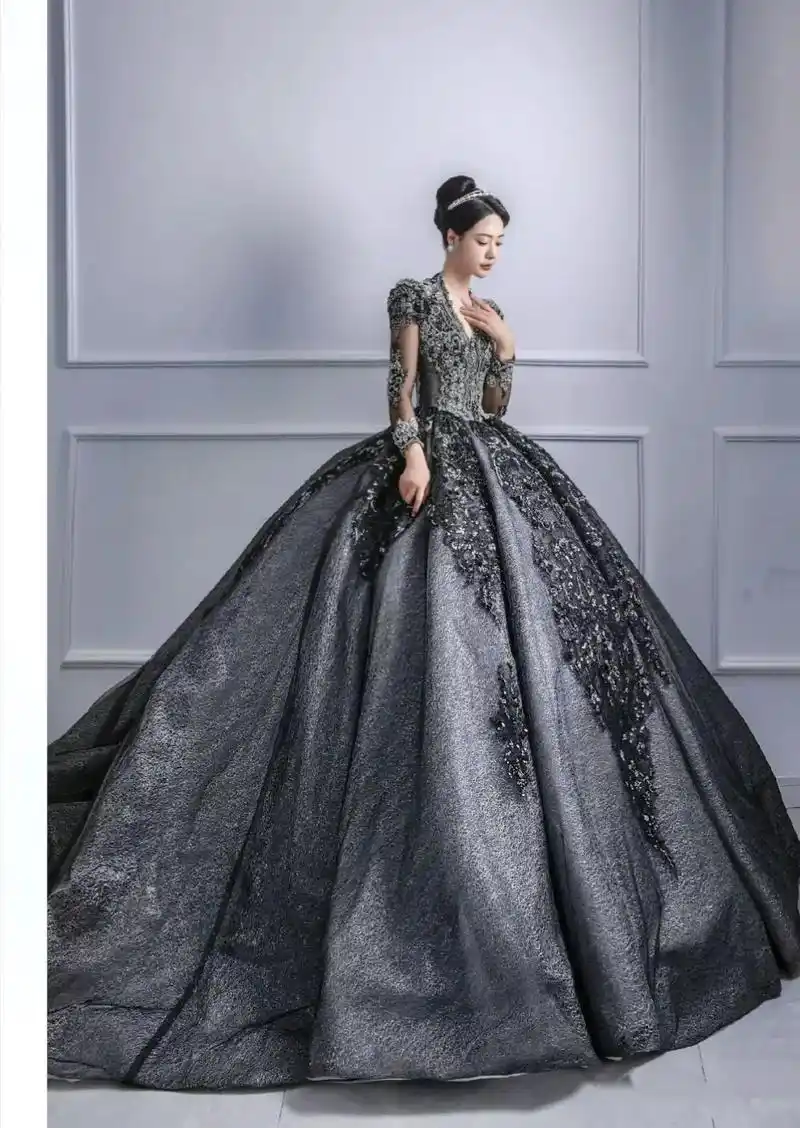 黑婚纱的寓意来源于古西班牙黑天鹅般高冷暗黑 - 抖音