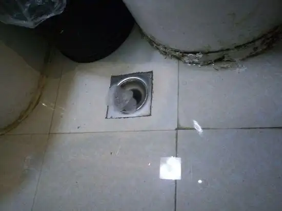 真的差评,没有想过一辈子会住上这么差的房间,记得,洗个澡,下水道水漫