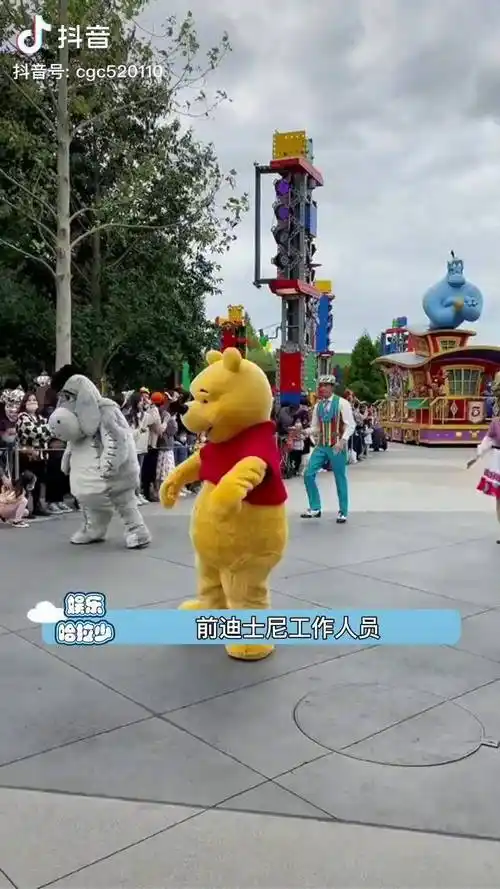 每个迪士尼人偶演员的背后每个人都在负重前行啊童话的背后往往是现实