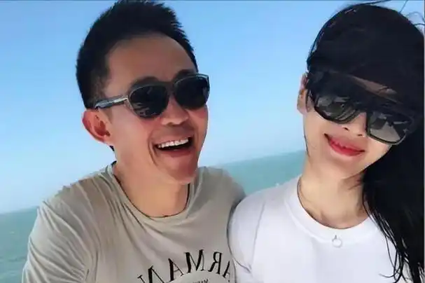 王瑞为了爱情选择了比自己年长二十五岁的侯勇作为她的丈夫,尽管侯勇