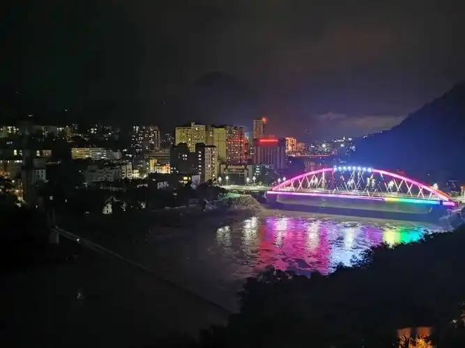 成为六库独有的风景一条彩虹飞越怒江上空是一个值得纪念的好日子2020