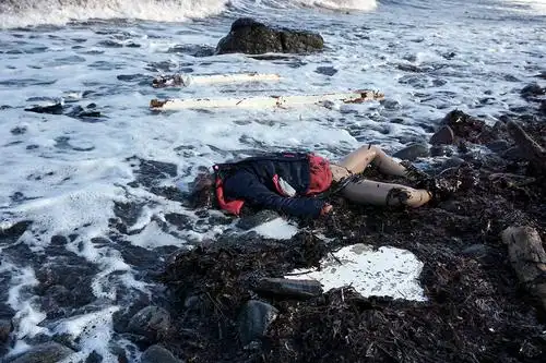 被冲上海滩的儿童尸体