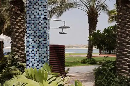 游泳池淋浴区图片