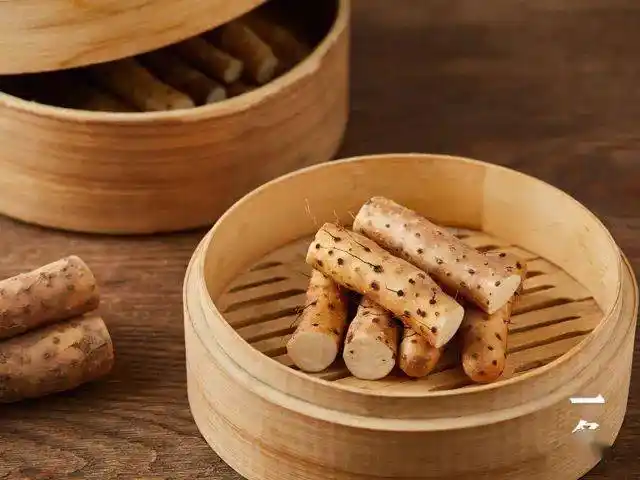 做法一:清蒸清蒸山药,可以说是一种非常简单且经典的烹饪方法.