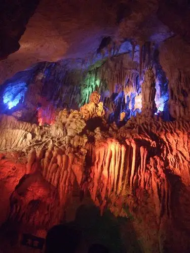 溶洞所在的山,洞就在山里.