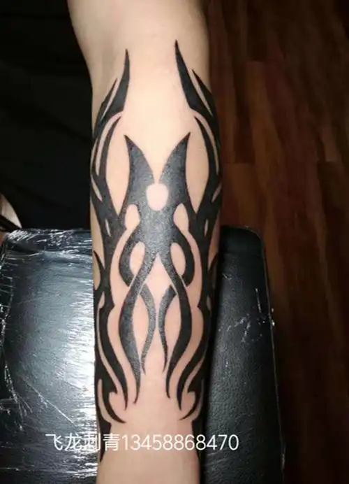 用神秘和阳刚来形容图腾类纹身再恰当不过了,******对称的图案,需要