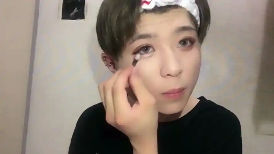 男孩纸化妆变身美少女