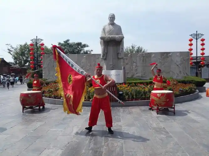 观看精彩的盘鼓表演,盘鼓是开封传统民间文化活动,在河南乃至全国享有