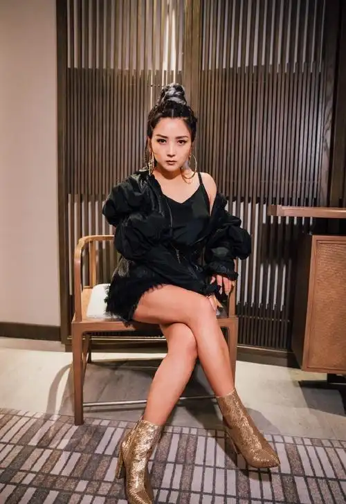 何洁黑色性感靓丽写真图片