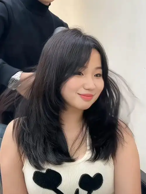 百分之九十九圆脸女生都适合的层次中长发