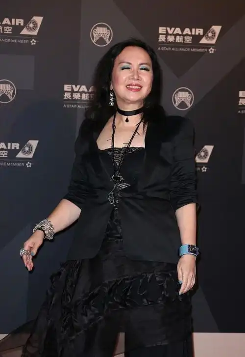 苏芮脸上变化挺大,人到中年曲线发福,穿一身黑真能遮掩不少