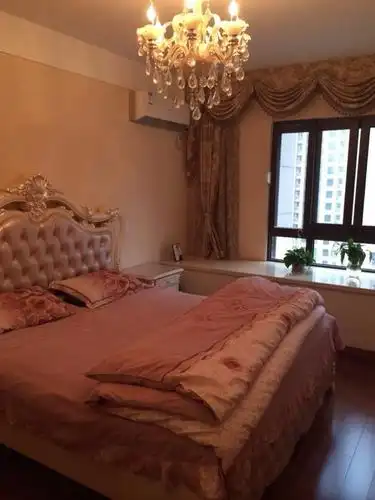 卧室里的水晶灯,和欧式风格家具是最配的了;硬装是全包出去的,很是