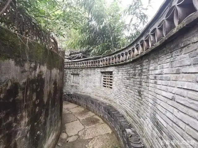 入门是一道圆弧型的围墙,墙上檐的瓦鳞状形态,层次丰满,做工精致,很有