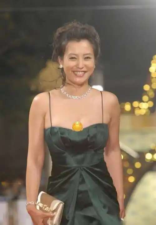 原创郝蕾真是豁出去了微胖身材还穿吊带裙红毯好身材都藏不住