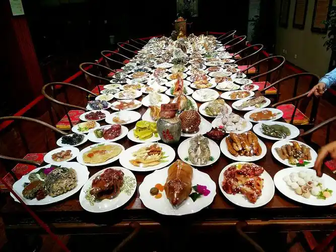 三坊七巷寿山石馆中用寿山石雕刻的满汉全席.