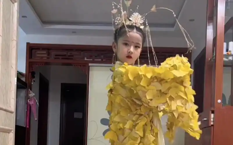 原来用树叶做的衣服也是那么的光芒万丈