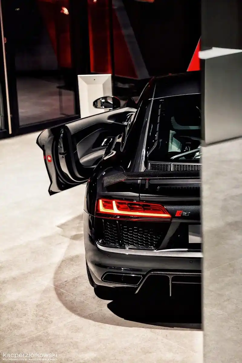 黑化后的奥迪r8真帅