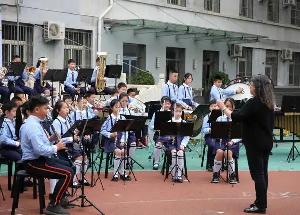 白纸坊小学趣味运动会信息报道