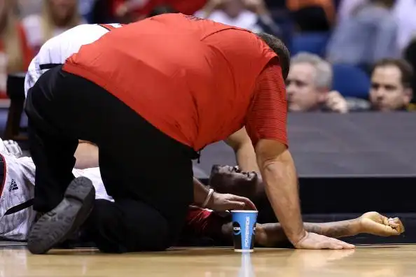 ncaa断腿新星已拄拐走路 笑捧分区冠军奖杯(图)