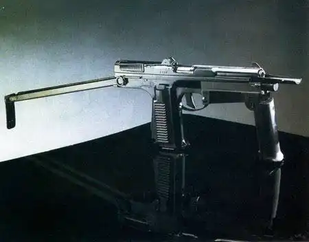 上图为仿制自波兰wz-63的中国82式冲锋枪,下图为wz-63冲锋枪的原型.