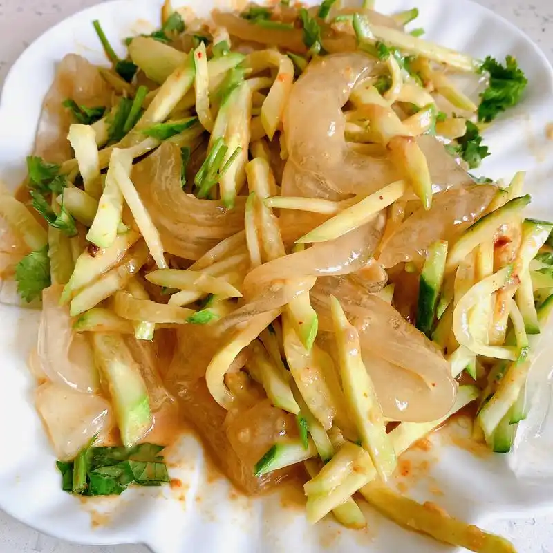 夏日必备凉菜|黄瓜拌拉皮06 这两天的气温一下升到了35,6度,热得没