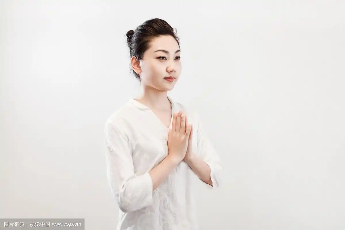 东方年轻女性作揖