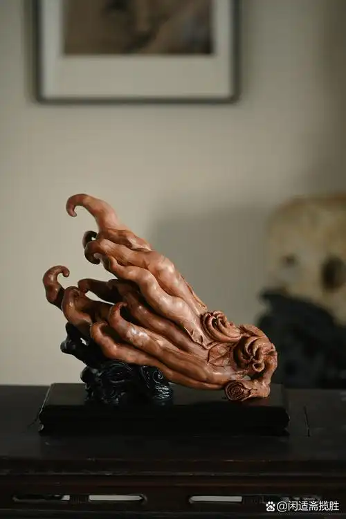 料色温润,香气醇厚,雕作佛手瓜形,裂掌自然,上腴下