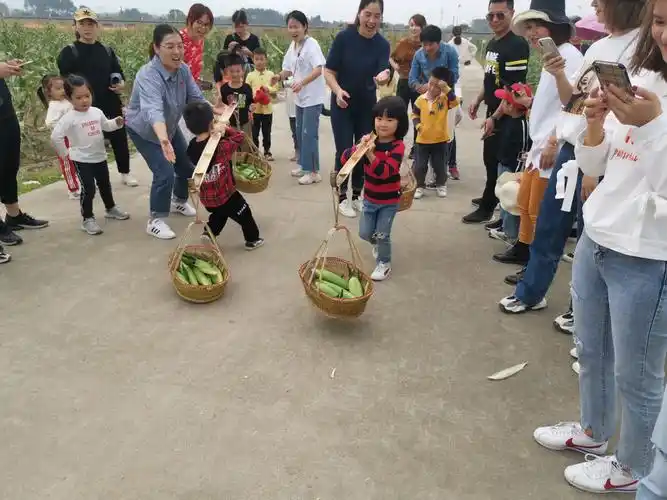 亲子活动(掰玉米)体验秋的收获