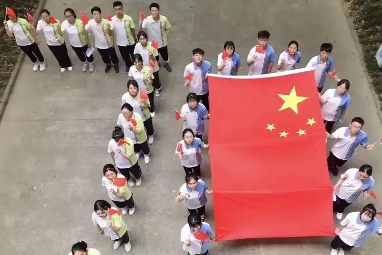 "十八而志,梦想起航"成人宣誓仪式,向国旗敬礼等教育阵地的德育功能