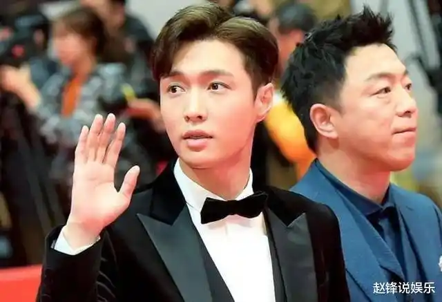 在《极限挑战》中,张艺兴的个头与黄渤相差不大,还有与华晨宇同台领