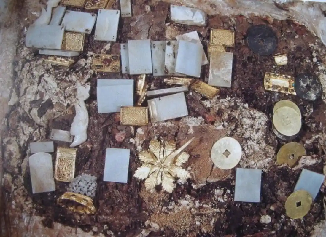 水坑下藏着明朝王爷墓室,陪葬品能买半个小国家,墓室红毛巾成迷