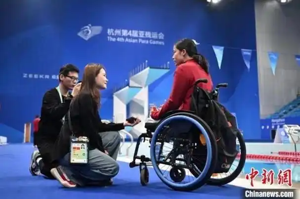 "篮球女孩"钱红艳接受记者采访.王刚 摄