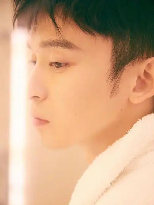 董子健浴袍写真来袭 冬日暖阳下的随性惬意